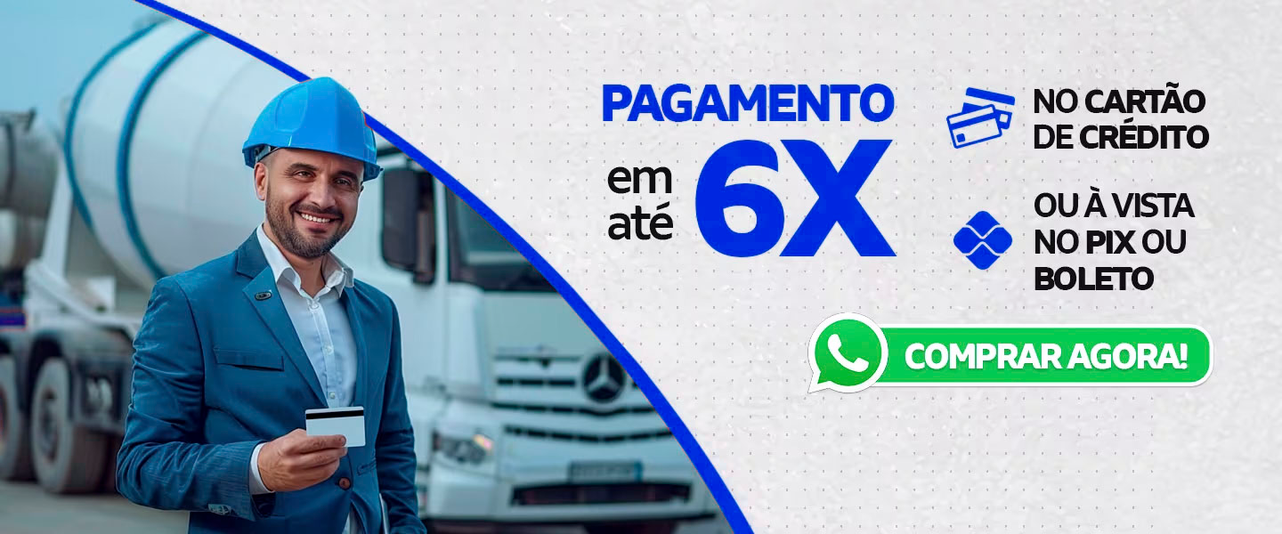 um funcionário engemix com capacete de proteção na cor azul, segurando um cartão de crédito